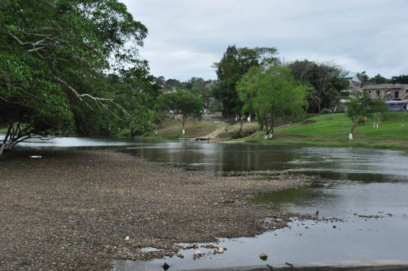 O belo rio que divide San Ignacio em duas, em Belize